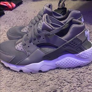 grey huarache nikes